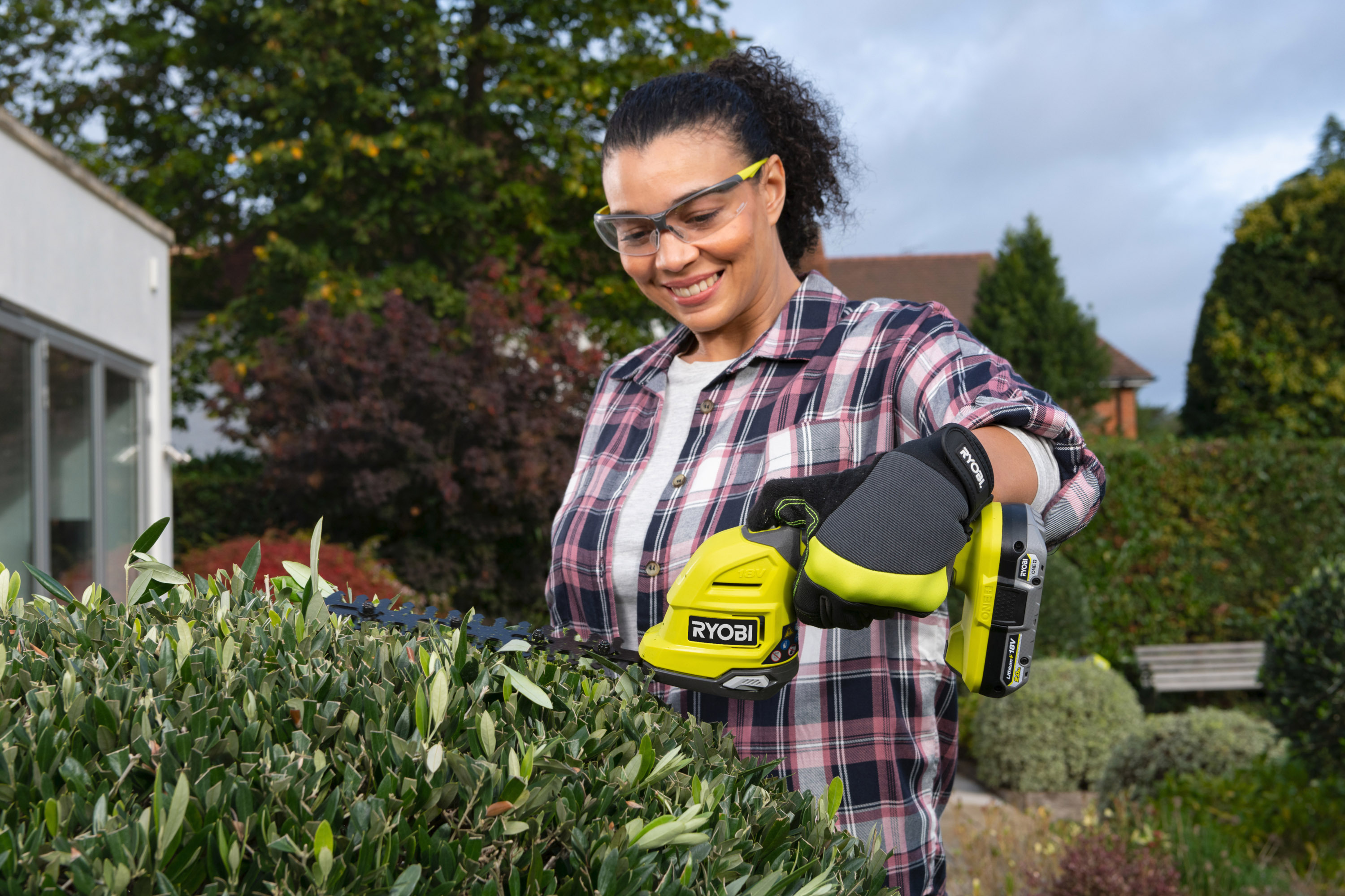 RYOBI RY18GSA-120T 18V ONE+ cordless grass shears/hedge trimmers