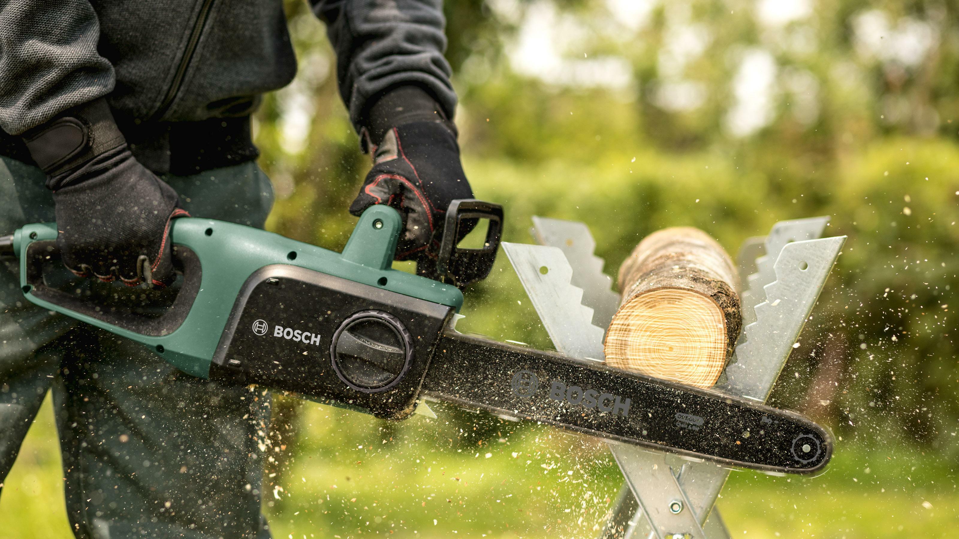 BOSCH UniversalChain 40 chainsaw 1800W - 06008B8402 | Klium.com