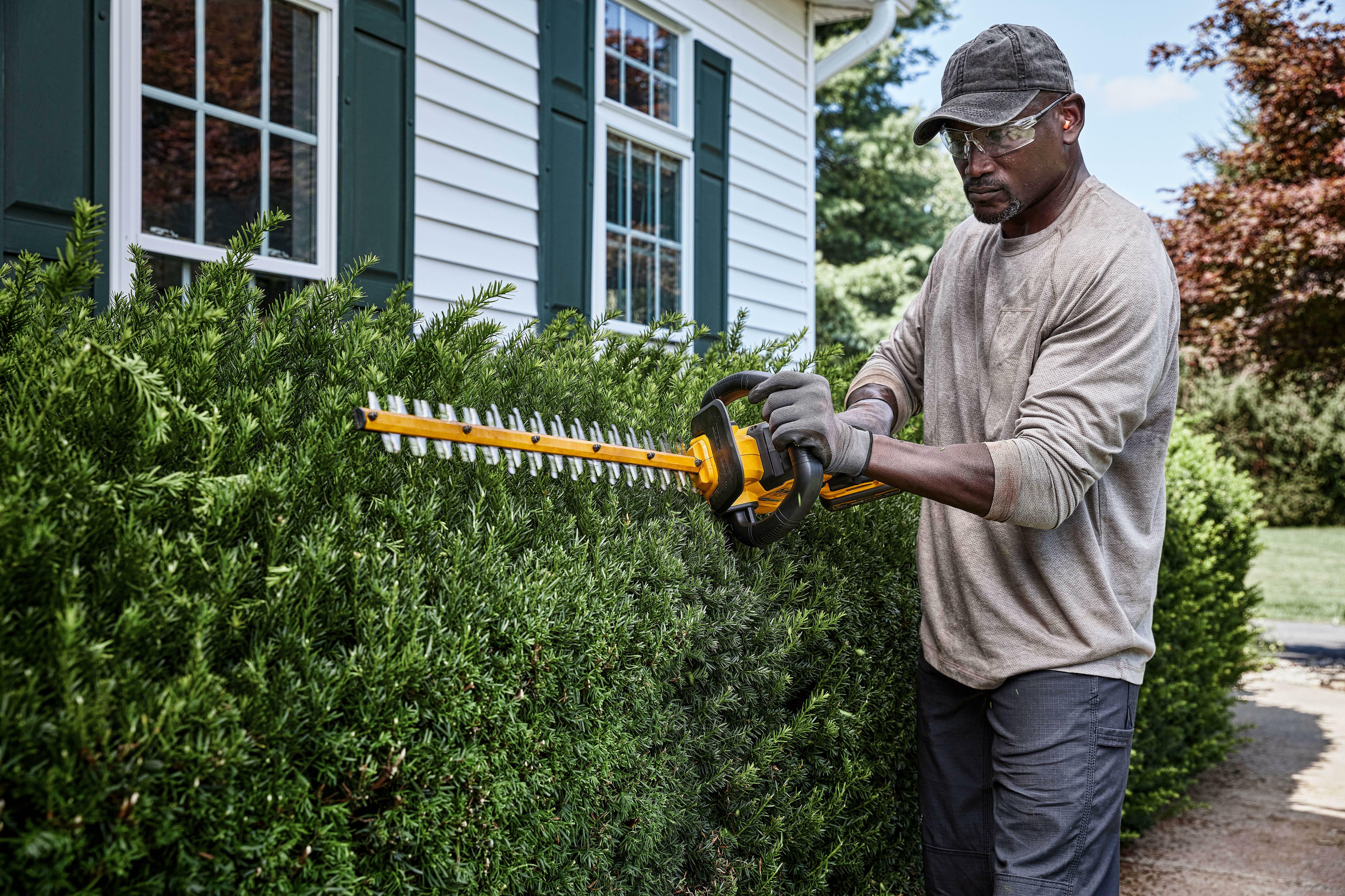 DEWALT DCMHT573N-XJ 54V XR FLEXVOLT cordless hedge trimmer 65cm