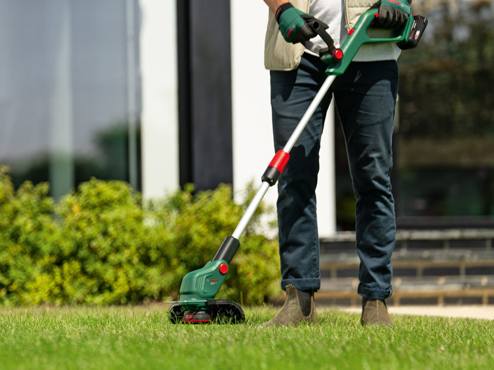 BOSCH UniversalGrassCut 18V-26-500 cordless trimmer (1x