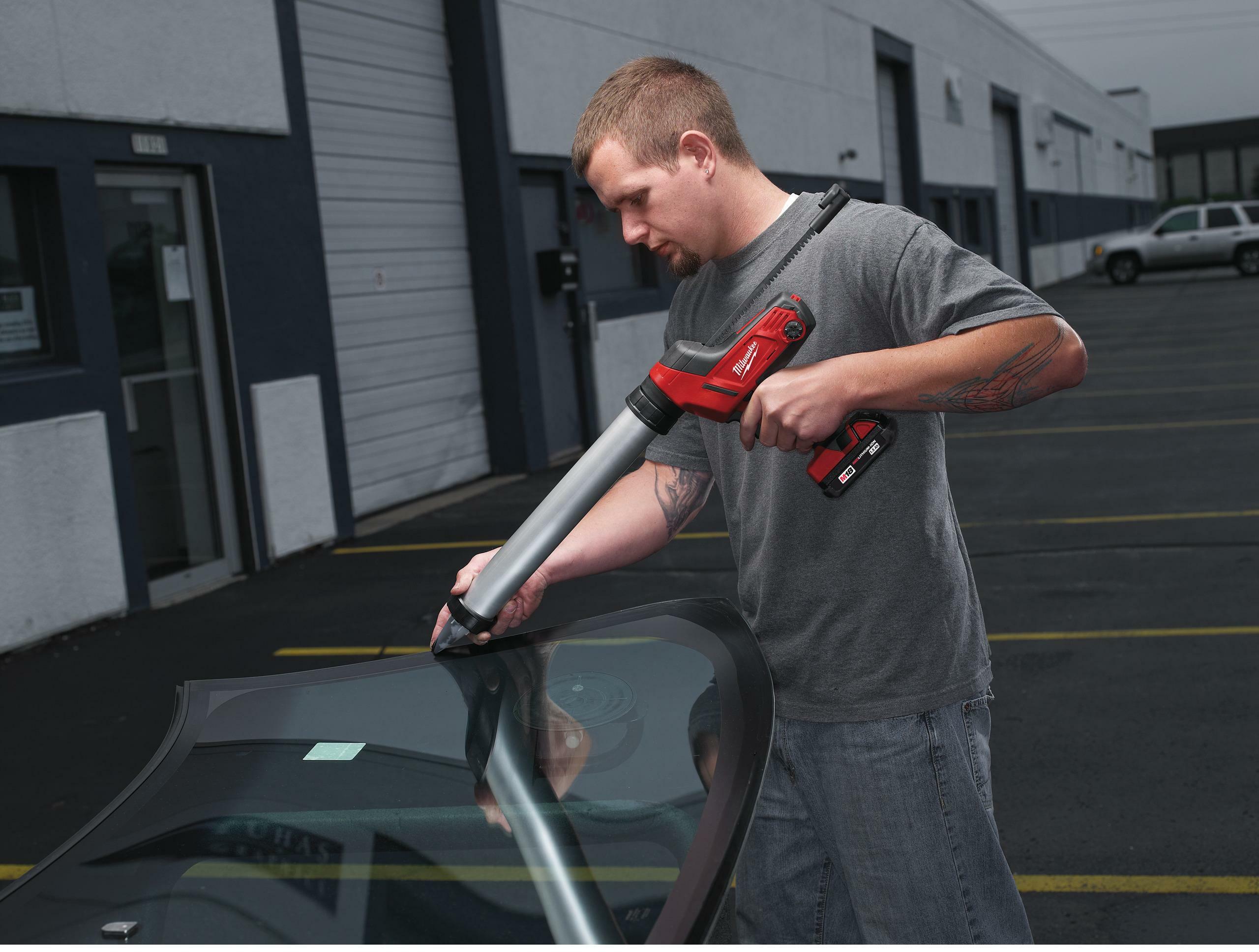 MILWAUKEE C18 PCG/600A-201B M18 Heavy Duty cordless kit/glue gun 600ml in  transport bag (1x battery charger) 493344130