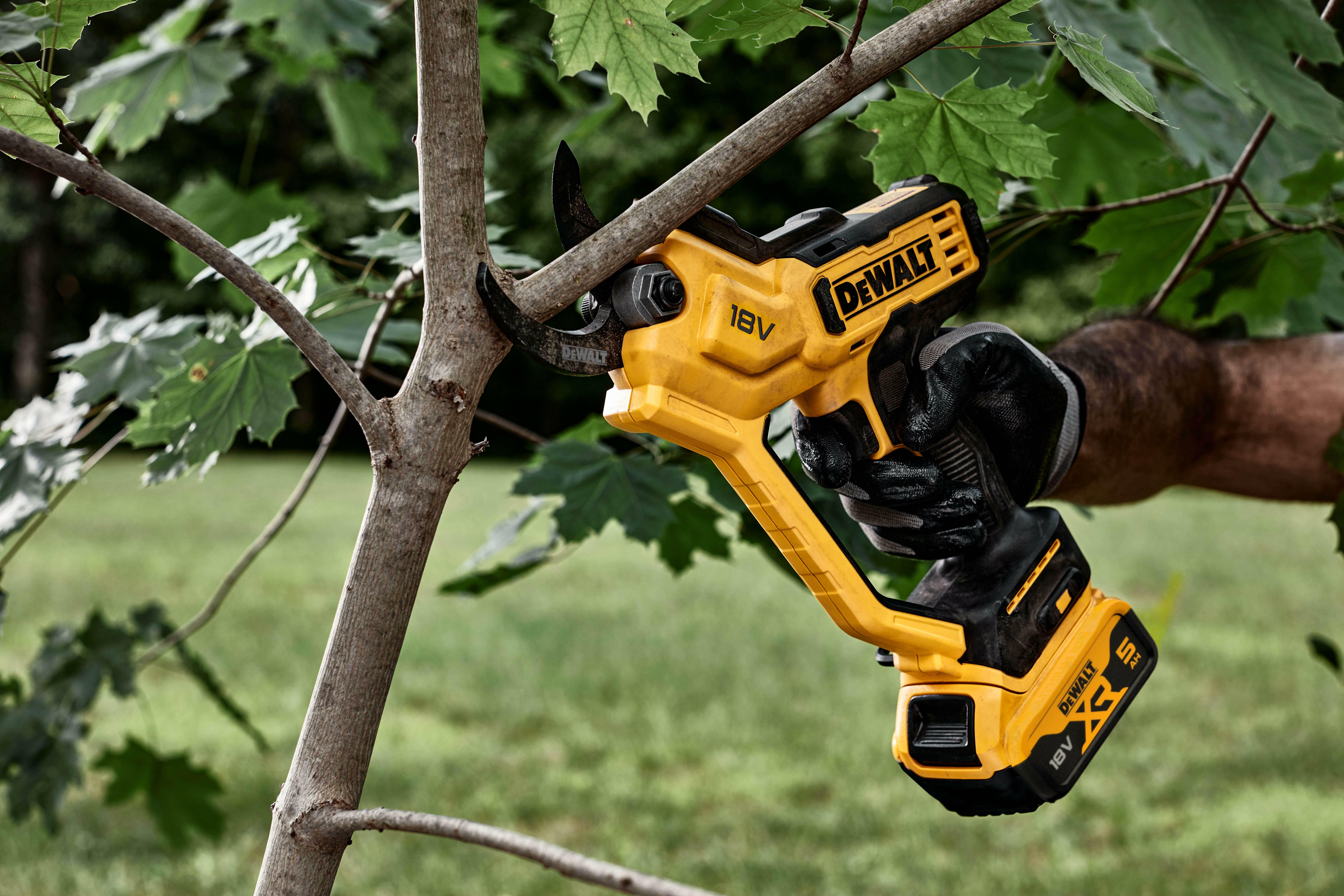 DEWALT DCMPP568P1-QW 18V XR cordless pruning shears (1x 5.0Ah 
