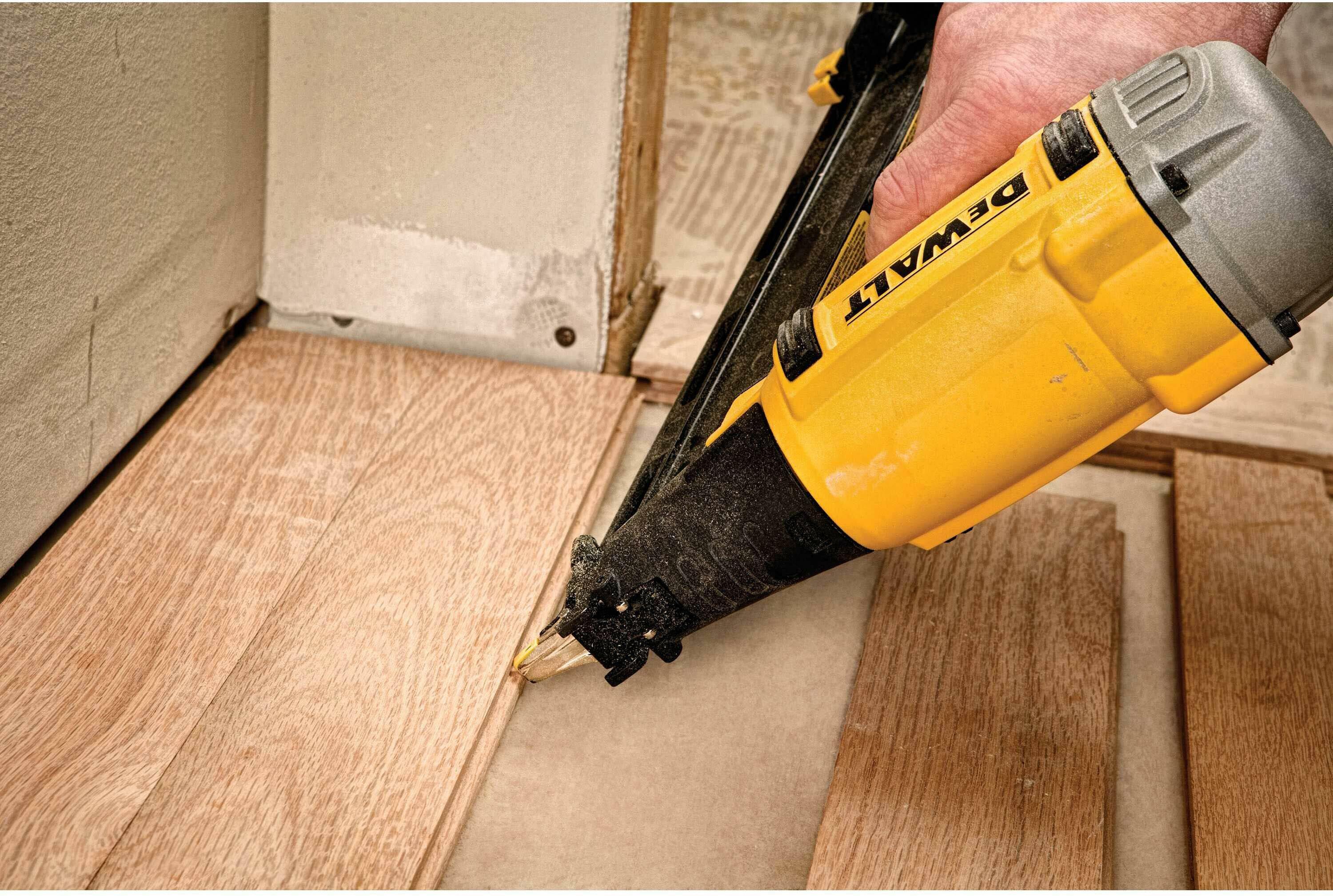 Cloueur Pneumatique DEWALT DPN1564APP - 64mm - Jaune/Noir - Technologie Precision Point