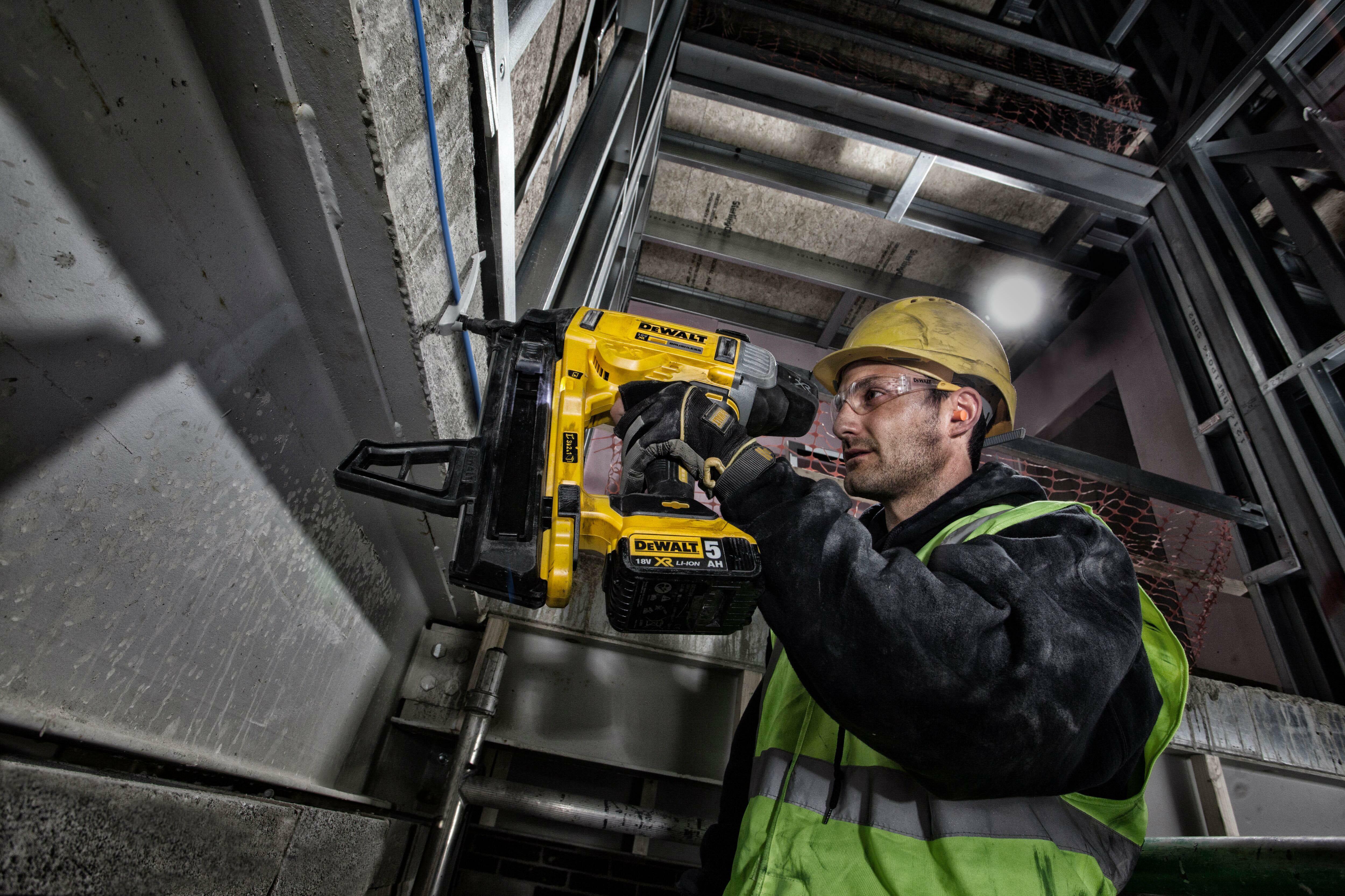 DEWALT DCN890P2-QW 18V XR Brushless cordless battery paver in case