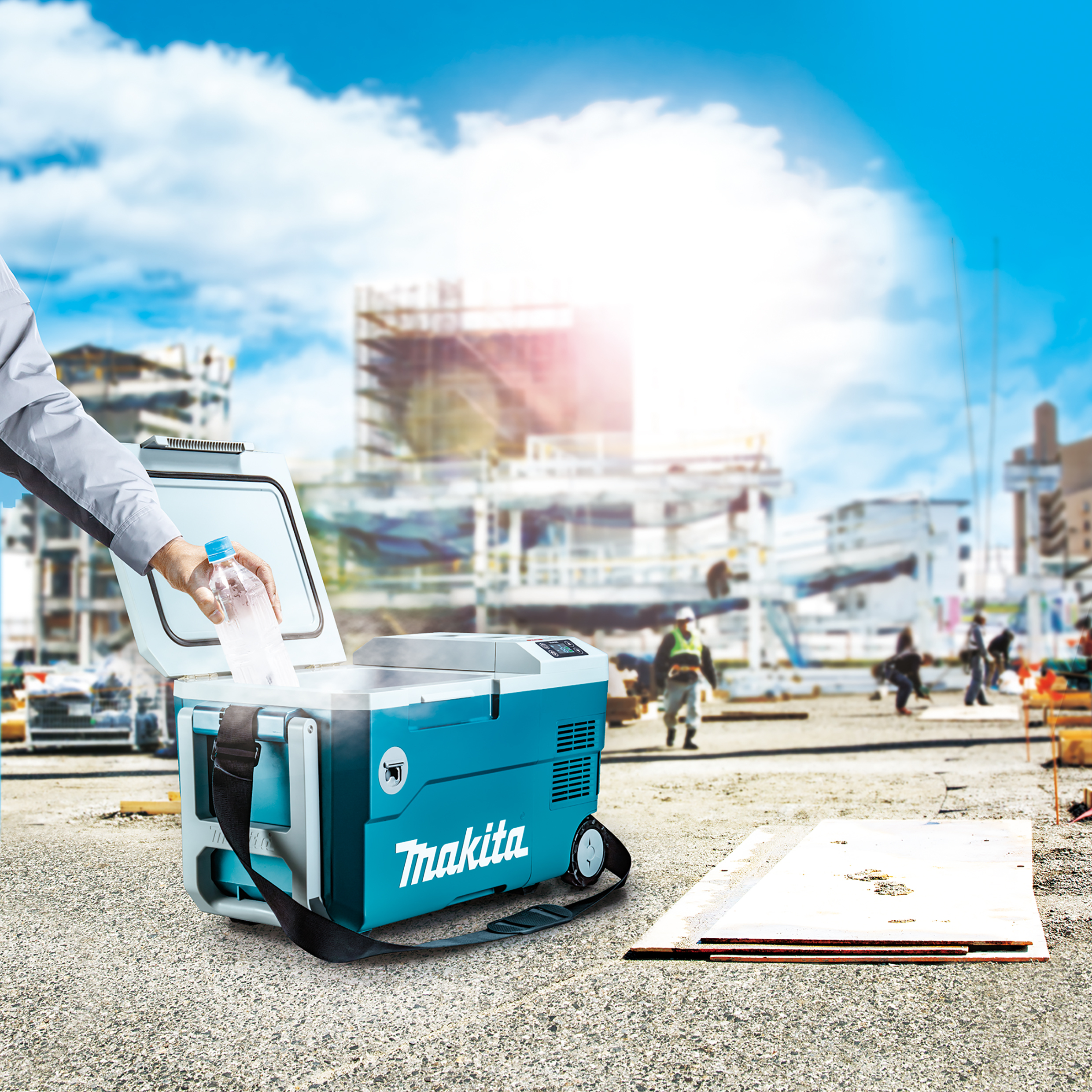 Makita CW001GZ01 xgt 40V max cordless cooler box 20 l | Klium.com